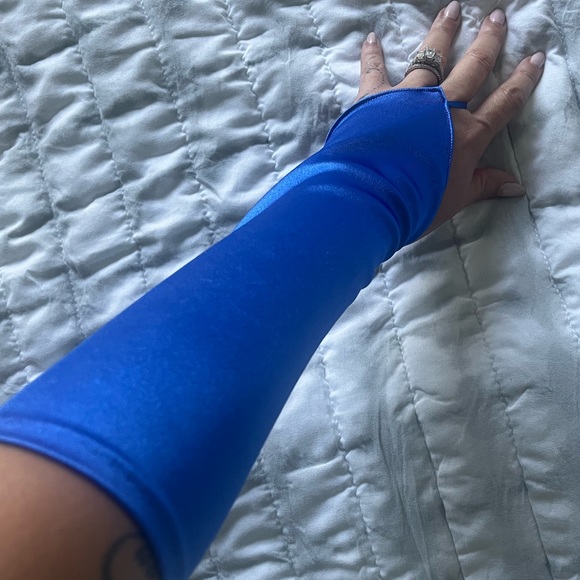 Satin gloves (NWT) - Picture 3 of 4